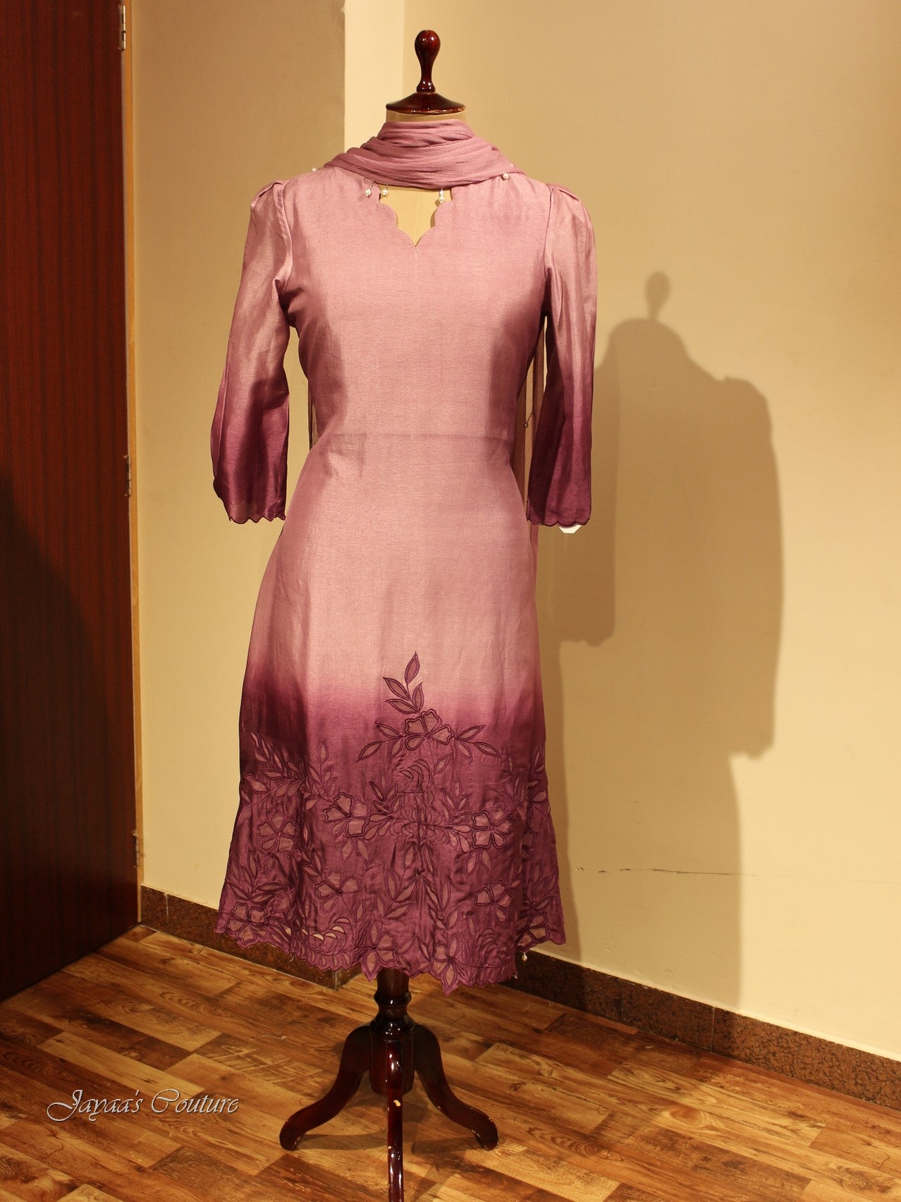 Mauve shaded applique kurta pants dupatta