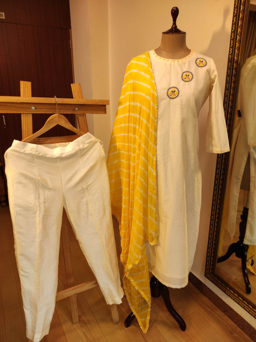 Off White chanderi kurta pant with leheriya dupatta