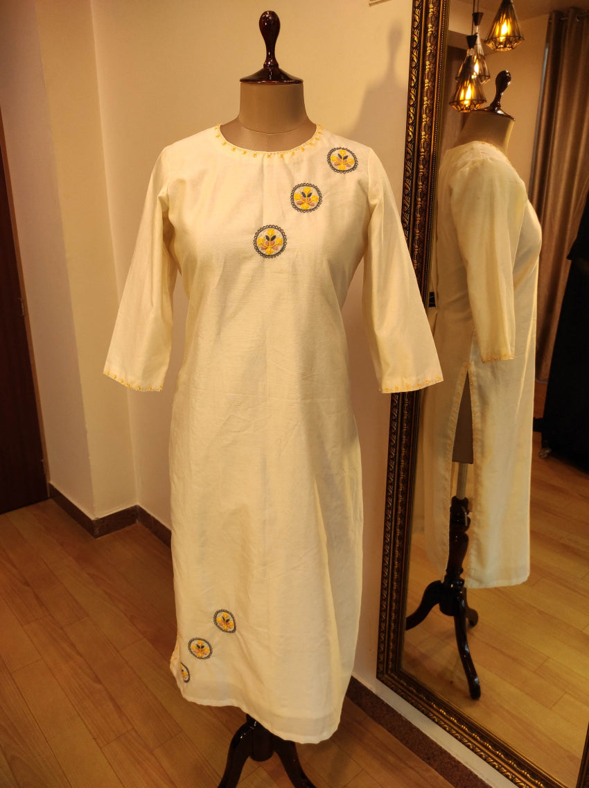 Off White chanderi kurta pant with leheriya dupatta