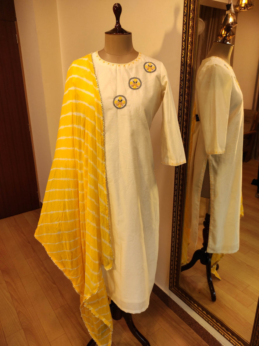Off White chanderi kurta pant with leheriya dupatta