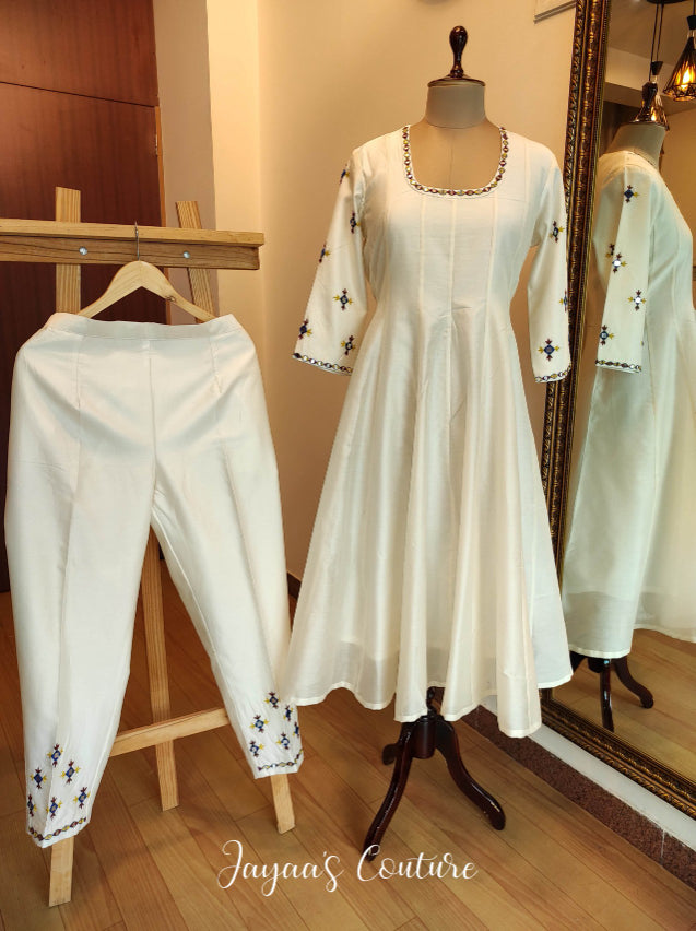 Off white anarkali kurta pants with Leheriya dupatta