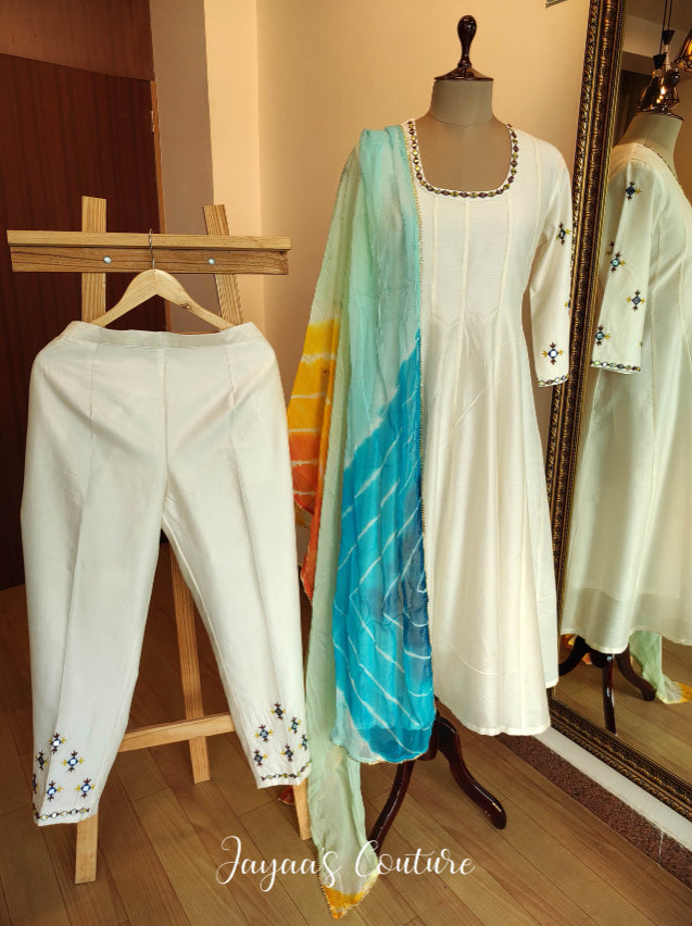 Off white anarkali kurta pants with Leheriya dupatta
