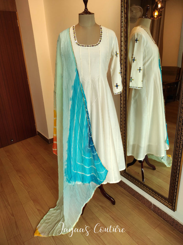 Off white anarkali kurta pants with Leheriya dupatta
