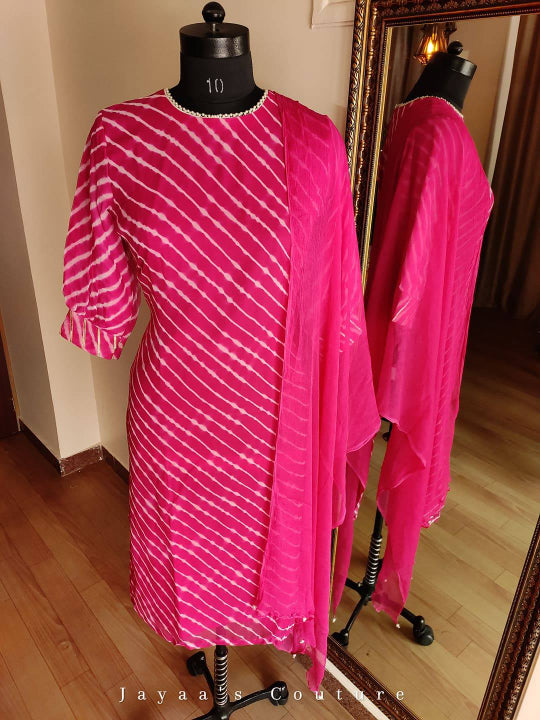 Dark pink leheriya kurta with pants and dupatta