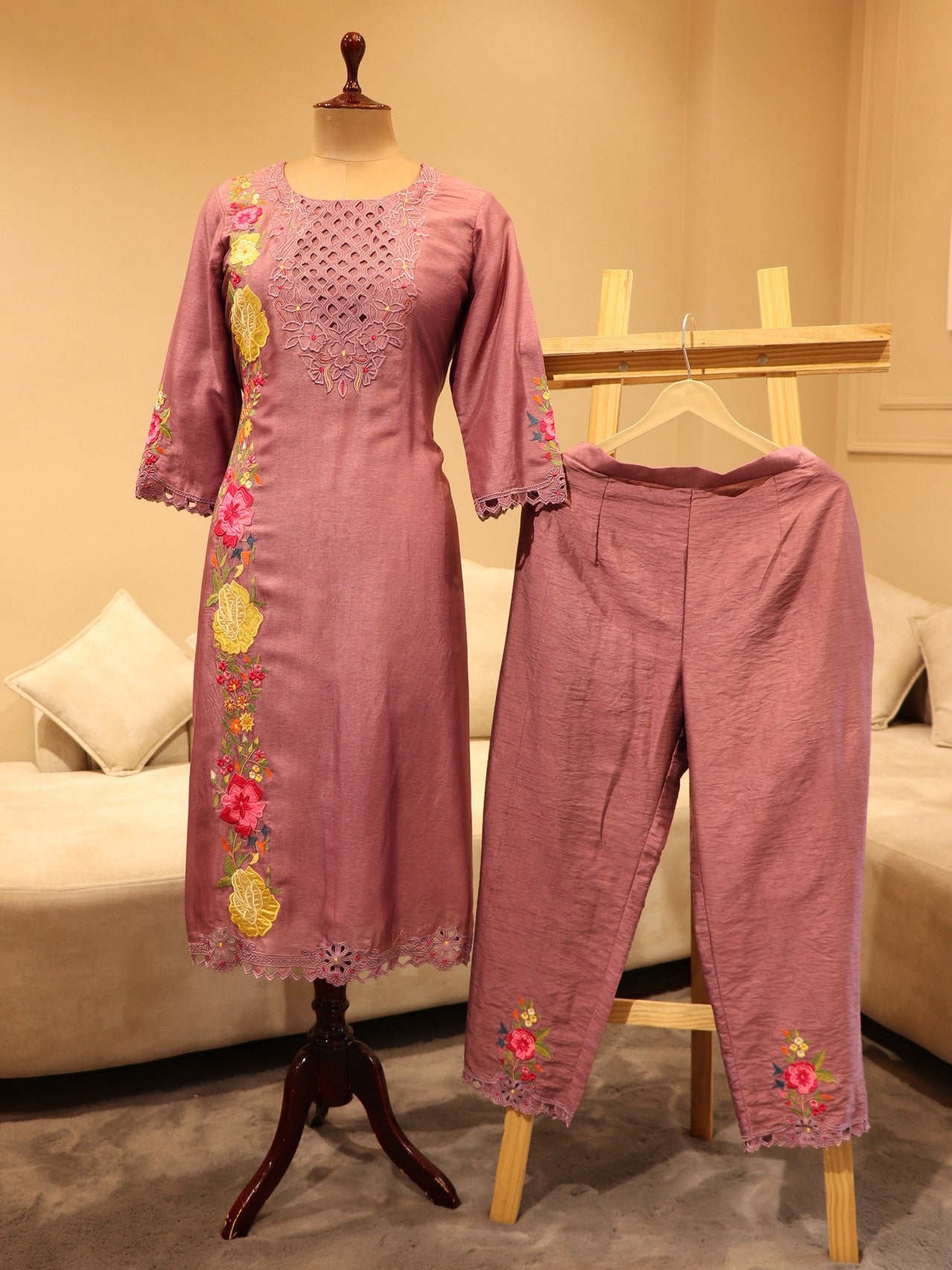 Mauve applique kurta pants and dupatta