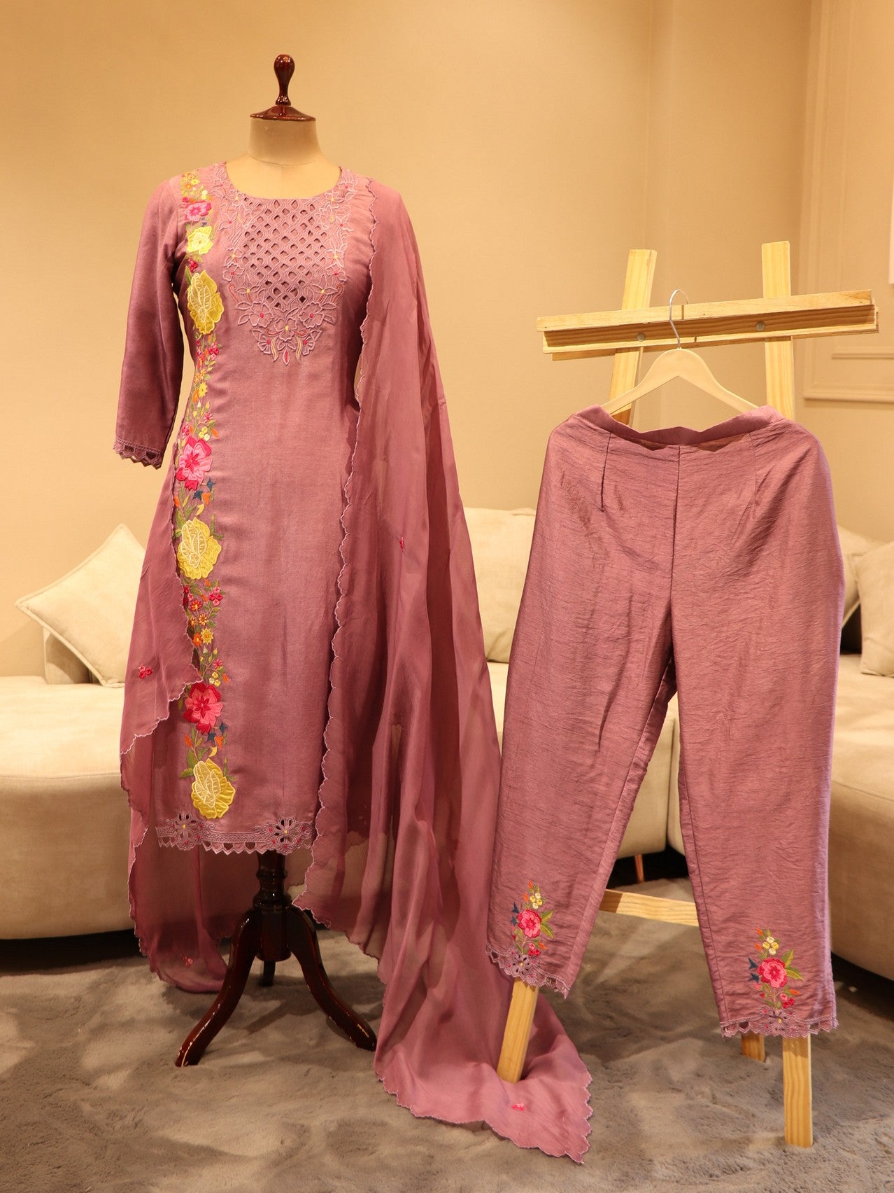 Mauve applique kurta pants and dupatta