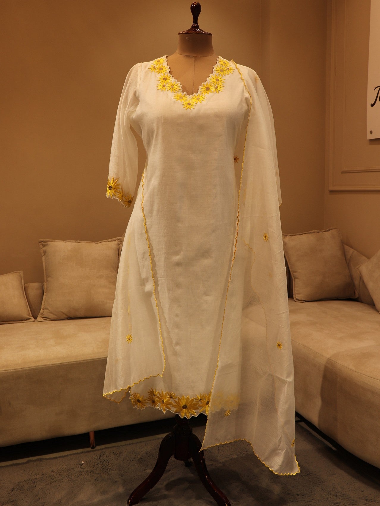 White sun flower kurta pants dupatta