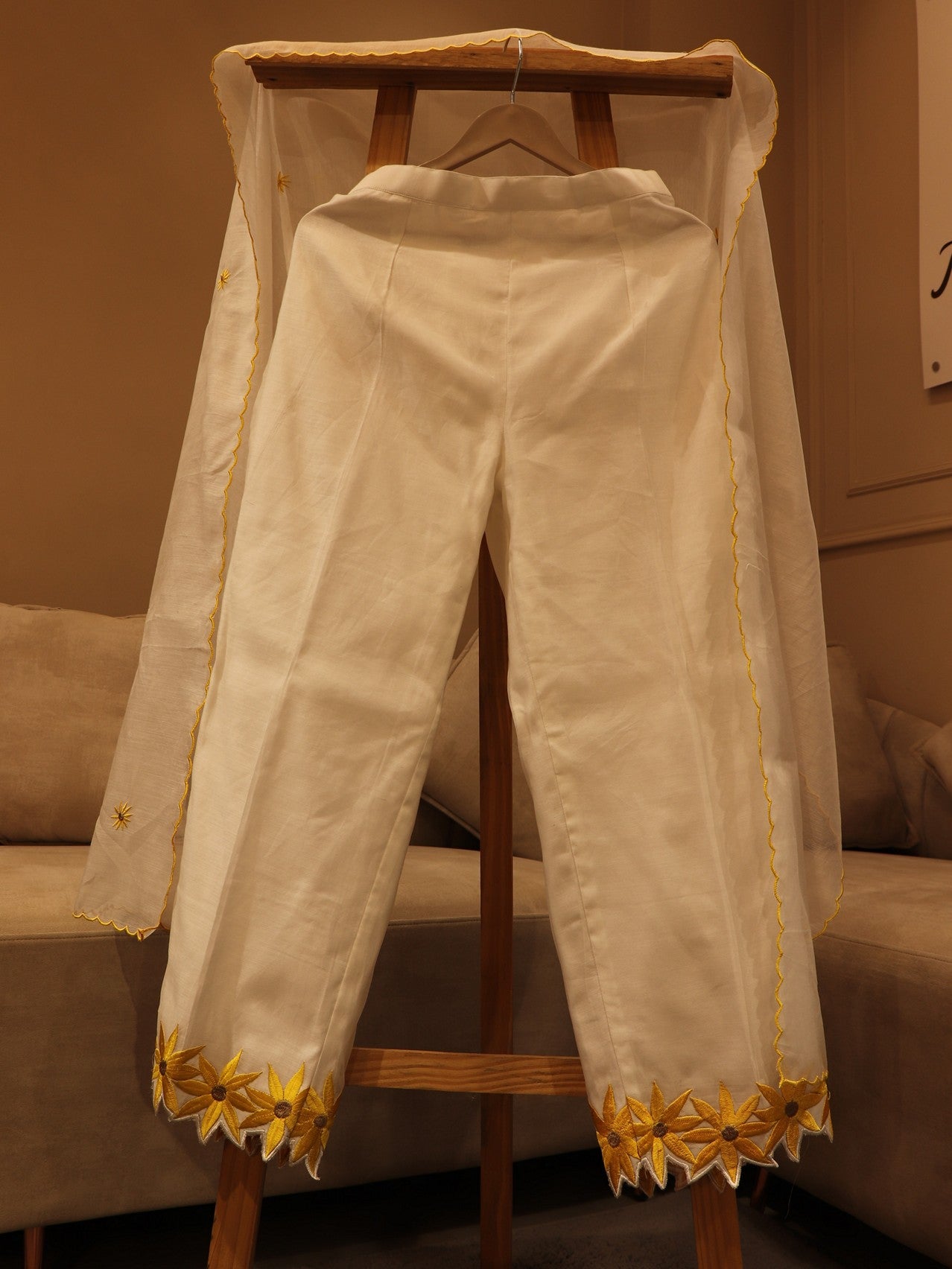 White sun flower kurta pants dupatta