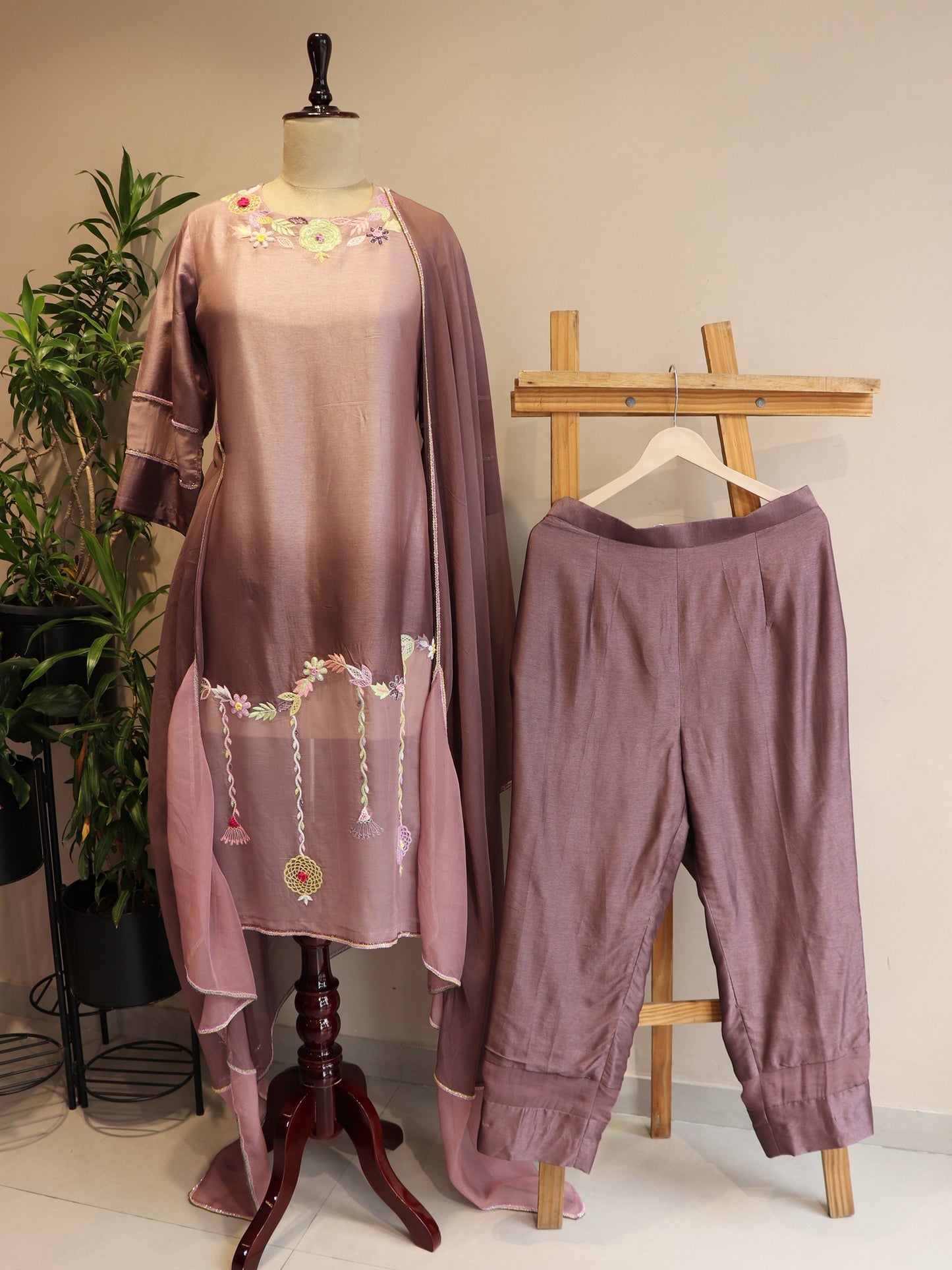 Mauve shaded kurta pants dupatta
