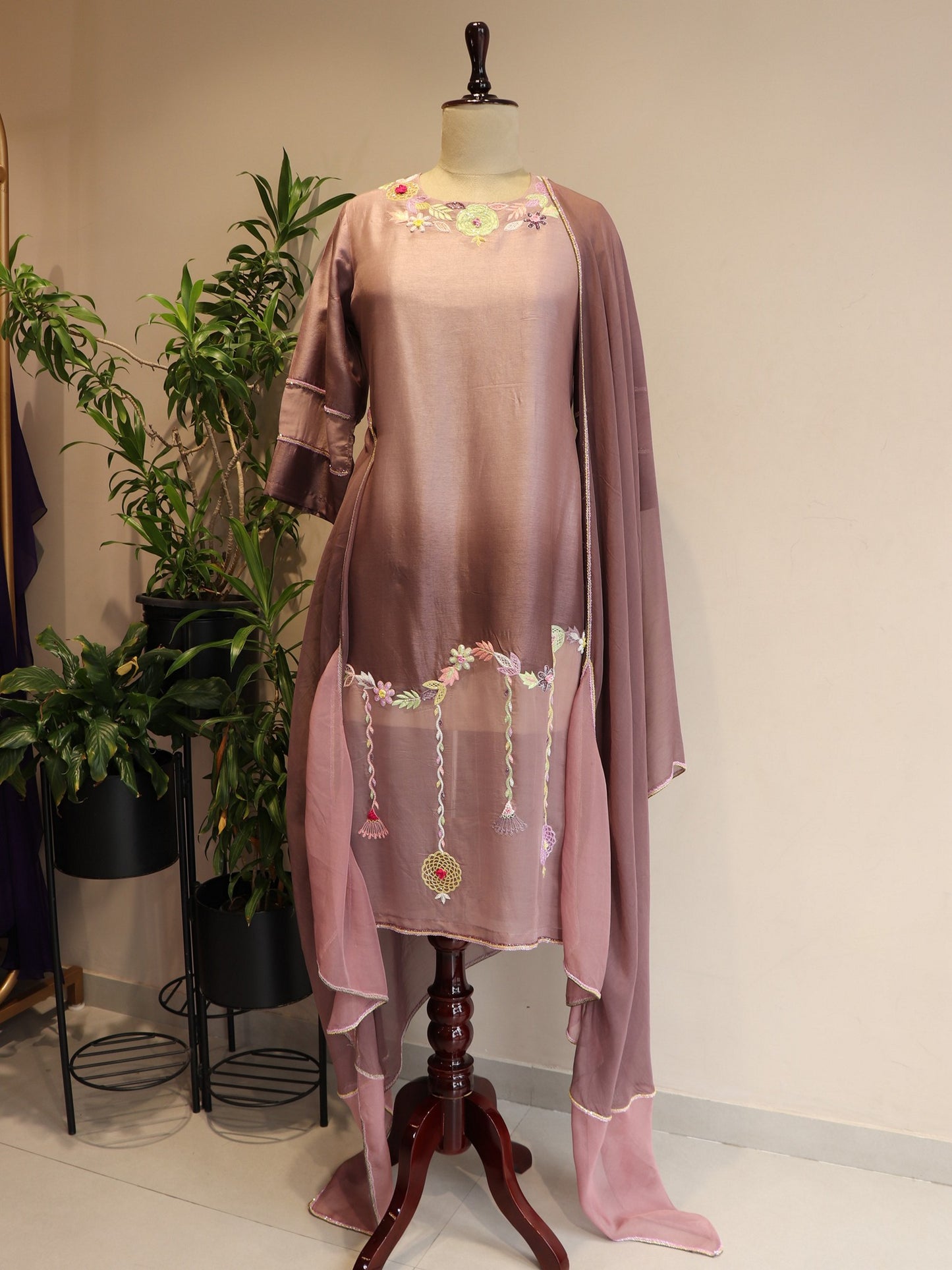 Mauve shaded kurta pants dupatta
