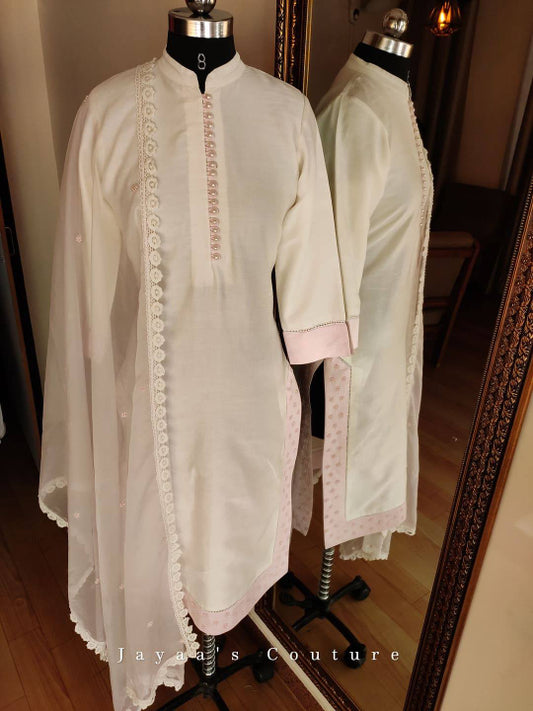 Offwhite kurta pants with pink dupatta